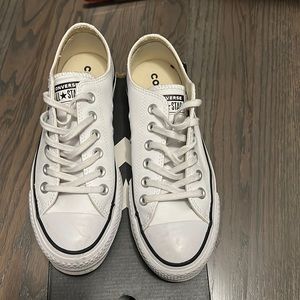 Converse chuck Taylor all star platform. White and black. Size 6.